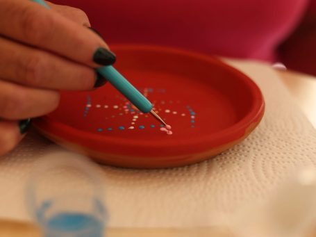 dotten dotting dotten met acrylverf stippen kleur coaching goed gesprek luisterend oor kleursessies 